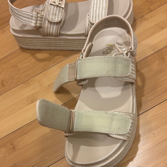 Stylish Platform Sandals with Adjustable Straps - Picture 5 of 5
